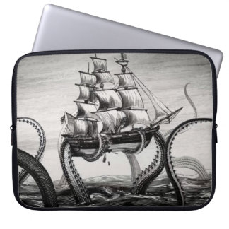 Capa Para Notebook Kraken que sustenta um pirata/navio de navigação