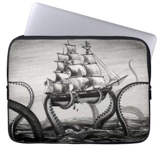 Capa Para Notebook Kraken que sustenta um pirata/navio de navigação