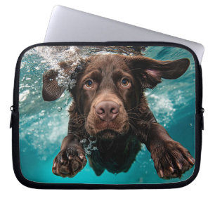 Capa Para Notebook Labrador Chocolate Brincalhão Nadando Submerso