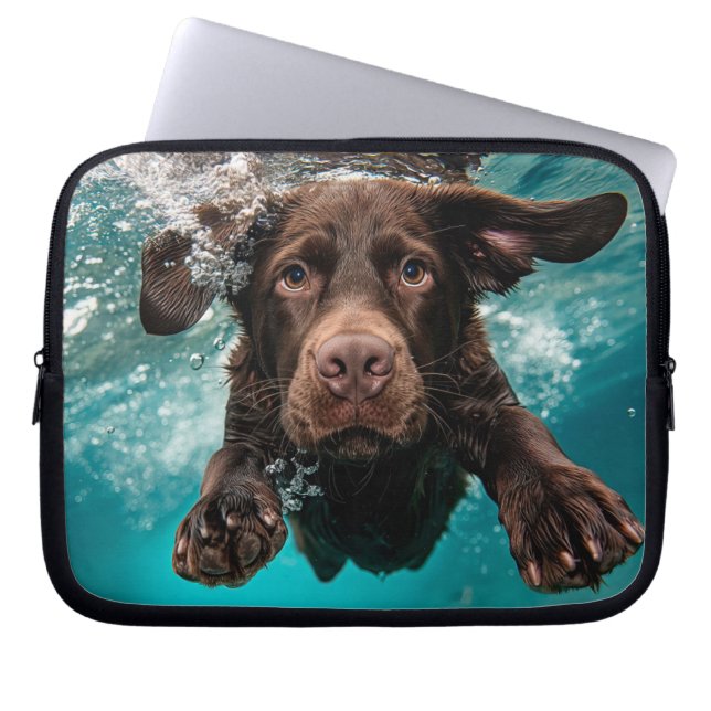 Capa Para Notebook Labrador Chocolate Brincalhão Nadando Submerso (Frente)