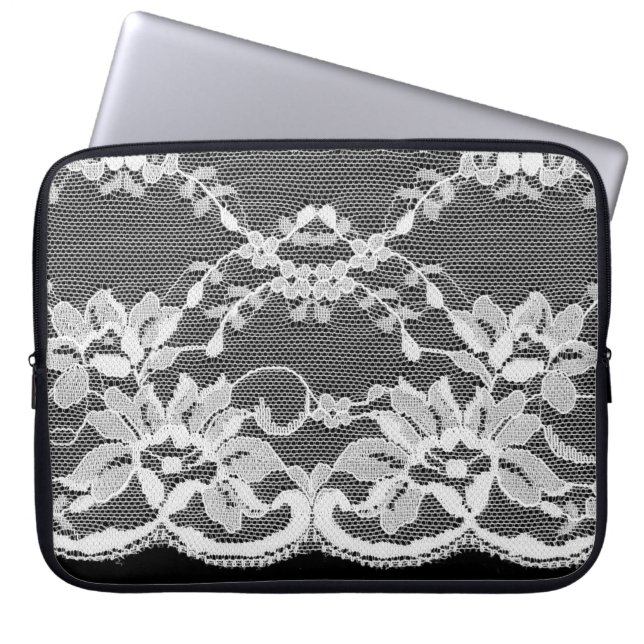 Capa Para Notebook Lace floral branco sobre fundo preto. (Frente)