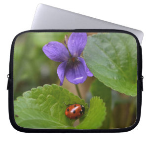 Capa Para Notebook Ladybug em Flores de Violeta Doce
