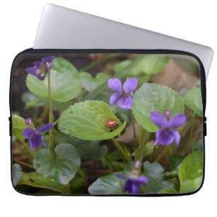 Capa Para Notebook Ladybug em Flores de Violeta Doce