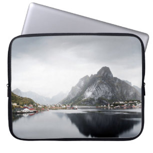 CAPA PARA NOTEBOOK LAGO ARREDONDADO POR CASAS E MONTANHAS
