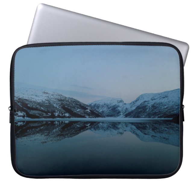 CAPA PARA NOTEBOOK LAGO ARREDONDADO POR MONTANHAS (Frente)