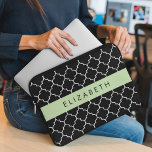 Capa Para Notebook Lança Preta E Branca, Trellis, Seu Nome<br><div class="desc">Elegante,  na moda e sofisticado padrão marroquino em preto. Presente moderno e moderno,  perfeito para o amante do trabalho de latência em sua vida. Personalize adicionando o seu nome,  apelido,  monograma ou iniciais.</div>
