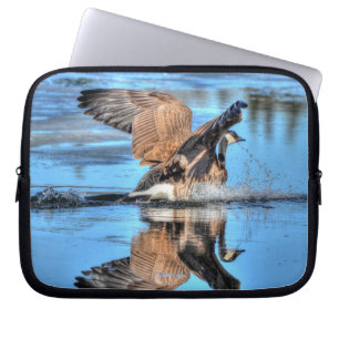 Capa Para Notebook Landing Canada Goose on Lake Wildlife Nature Scene