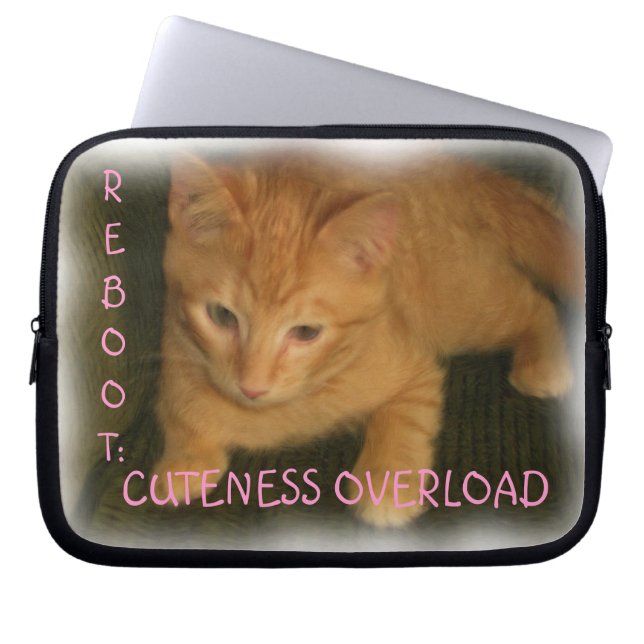 Capa Para Notebook Laptop "REBOOT: CUTENESS OVERLOAD", Gatinho "REINI (Frente)