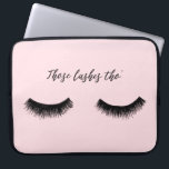 Capa Para Notebook Lash Chat - Aquelas Lashes<br><div class="desc">Lash Chat II por Alicia Ludwig. Os recursos possuem cadeados pretos e a frase "Aqueles Lashes Tho'" contra um fundo rosa.</div>