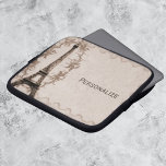 Capa Para Notebook Latte Paris Grunge Bolsa de laptop<br><div class="desc">Proteja o seu laptop enquanto estiver em movimento com este design de manga que atrai a Torre Eiffel contra uma espiral de ressonância e um fundo de selo de correio em marrom latte. O texto personalizável permite alterar fontes, alterar cores e tamanhos de texto conforme desejar. Personalize você mesmo ou...</div>