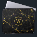 Capa Para Notebook Lente Dourada de pedra mármore preta<br><div class="desc">Imagem elegante do impressão de textura de pedra mármore negra com sotaques dourados. Monograma personalizável.</div>