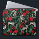 Capa Para Notebook Leopardos Tropicais Exóticos e Monograma<br><div class="desc">Um padrão tropical exótico e único que apresenta leopardos na selva com palmas e folhagem e rosas vermelhas sobre um fundo preto contrastante. As cores ricas e vibrantes de vermelho, preto, verde e bege fazem com que este design seja pop com estilo. Uma moldura em forma de diamante envolve um...</div>