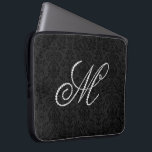 Capa Para Notebook Letra Elegante M Diamantes Estimulantes-Monograma<br><div class="desc">Diamantes brilhantes,  preto e branco,  letra inicial M. Outras letras estão chegando. Envie-me um e-mail para a sua primeira vez,  pois leva tempo para fazer isso. Estas são imagens de diamantes e não reais ou falsas.</div>