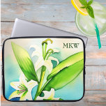 Capa Para Notebook Lily Branca de Aquarela com Monograma<br><div class="desc">Experimente a perfeita mistura de beleza artística e praticidade com a nossa bolsa de laptop de lírio com aquarela personalizada. Elevem o estilo do seu laptop e protejam-no com elegância.</div>