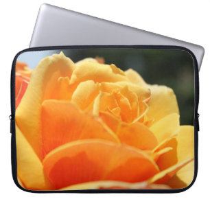 Capa Para Notebook Linda flor de rosa amarela. Fotografia floral.