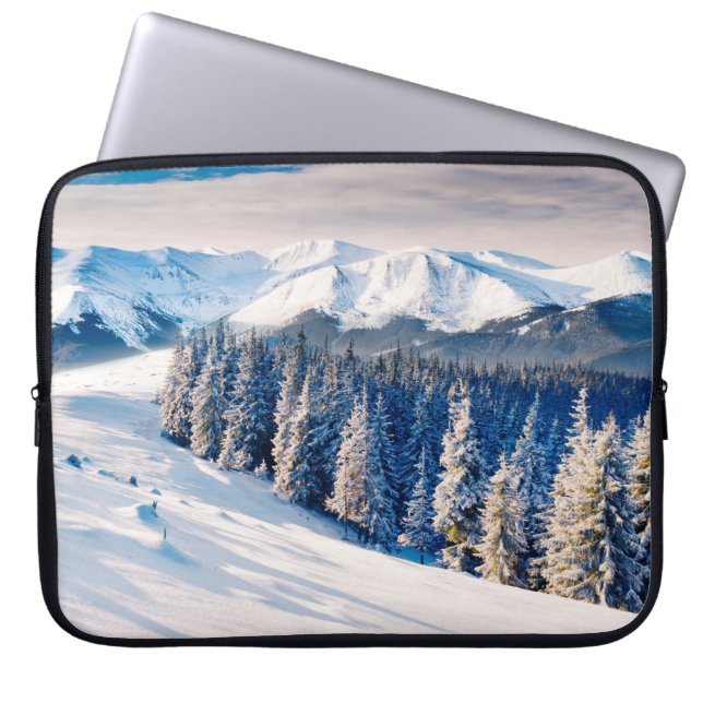 Capa Para Notebook Linda paisagem de inverno com árvores cobertas de  (Frente)