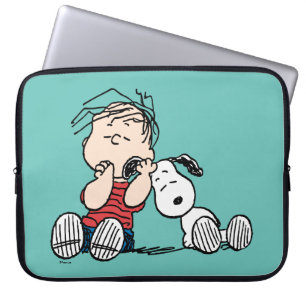 Capa Para Notebook Linus confortado com o ouvido de Snoopy