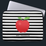 Capa Para Notebook Listras Horizontais de Maçã Vermelha do Professor<br><div class="desc">Esta bolsa de laptop de professores apresenta um padrão de riscas horizontais preto e branco,  acentuado com um gráfico de uma maçã vermelha e texto personalizado para o nome do professor.</div>