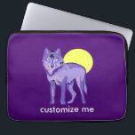 Capa Para Notebook Lobo Roxo Cheia<br><div class="desc">Um lindo, majestoso lobo roxo parado em frente a uma lua de cheio amarela junto com seu próprio texto personalizado. Este presente animal selvagem é o presente perfeito para um amante de lobos. Personalize-os para os seus amigos do lobo.</div>