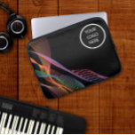 Capa Para Notebook Logotipo branco elegante e colorido<br><div class="desc">Uma bolsa de laptop escura e na moda, sofisticada, projetada com ondas elegantes e coloridas e com logotipo corporativo. Esta capa protetora oferece uma combinação perfeita de estética e funcionalidade. O seu manso exterior preto é acentuado por ondas vibrantes e coloridas, criando um design visualmente atraente. A adição de um...</div>