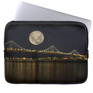 Capa Para Notebook Lua cheia sobre a ponte do compartimento