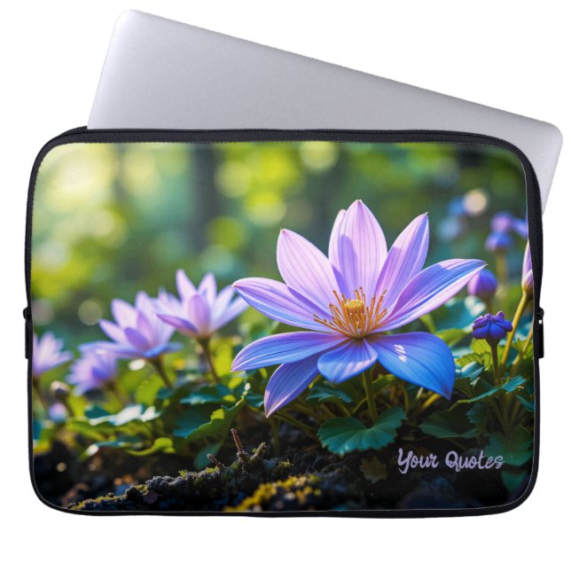 Capa Para Notebook Macro Flores Silvestres Roxas na Floresta com Orva (Frente)