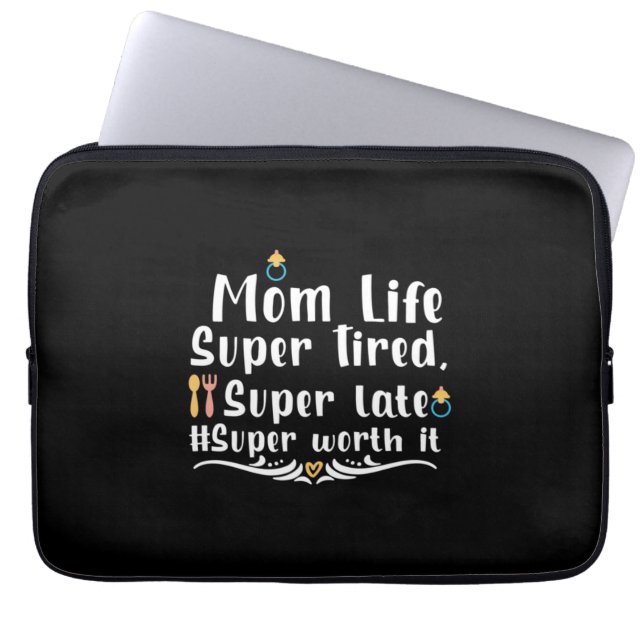 Capa Para Notebook Mãe Dando Presente Mãe A Vida Super Cansada (Frente)