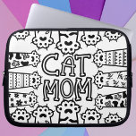 Capa Para Notebook Mãe de gato preto e branco, bonito, com patas de g<br><div class="desc">Mãe de gato preto e branco com bolsa de laptop de patas de gato Faça seu amado feliz com essa bolsa de laptop com um design preto e branco com muitas patas de gato nela que diz Cat Mãe. A bolsa de laptop ideal para o Dia de as mães e...</div>