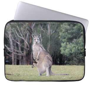 Capa Para Notebook Mãe Kangaroo com Bebê Joey em sua bolsa