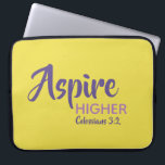 Capa Para Notebook MAIS ALTO ASPIRE Amarelo Cristão Inspiracional<br><div class="desc">Mensagem inspiracional - Aspire Mais alto - com a referência de script Colossians 3:2 "Set your head on what's over" (Defina sua mente sobre as coisas acima). Uma mensagem motivacional, simplesmente, mas mostrada de forma elegante. O texto é totalmente personalizável, de modo que você pode personalizar com sua própria mensagem...</div>