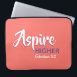 Capa Para Notebook MAIS ALTO ASPIRE Cristão Inspiracional Coral<br><div class="desc">Mensagem inspiracional - Aspire Mais alto - com a referência de script Colossians 3:2 "Set your head on what's over" (Defina sua mente sobre as coisas acima). Uma mensagem motivacional, simplesmente, mas mostrada de forma elegante. O texto é totalmente personalizável, de modo que você pode personalizar com sua própria mensagem...</div>