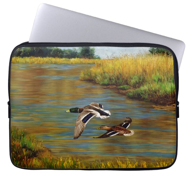 Capa Para Notebook Mallard Ducks Voando Sobre Pond (Frente)