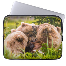 Capa Para Notebook Mamãe urso cuidando de seus dois filhotes, Lago Cl