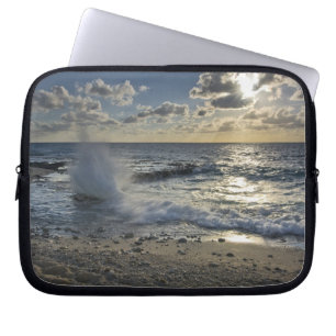 Capa Para Notebook Mar do Caribe, Ilhas Cayman. Ondas batendo