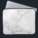Capa Para Notebook Marble Branco de Nome Personalizado de Script Mode<br><div class="desc">Nome Personalizado do Script Moderno Gift Branco com nome personalizado no estilo de fonte do script moderno da cinza em fundo de mármore branco.</div>