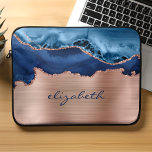 Capa Para Notebook Marinho Azul Rosa Dourado,  moderno, metálico<br><div class="desc">Esta bolsa de laptop apresenta uma marinho azul de aquarela,  agate design,  aparada com rosa dourado falso brilho,  sobre um fundo de folha metálica embebida em metal falso rosa dourado. Personalize-o com seu nome ou monograma em um script no estilo de escrita manual azul marinho.</div>