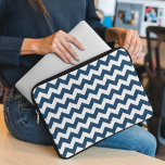 Capa Para Notebook Marinho Zigzag, Marinho Chevron, Padrão Geométrico<br><div class="desc">Padrão elegante,  na moda e sofisticado zigzag (chevron) em azul marinho e branco. Presente moderno e moderno,  perfeito para o amante ziguezague na sua vida.</div>