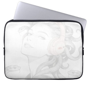 Capa Para Notebook Medusa - pose para a câmera.