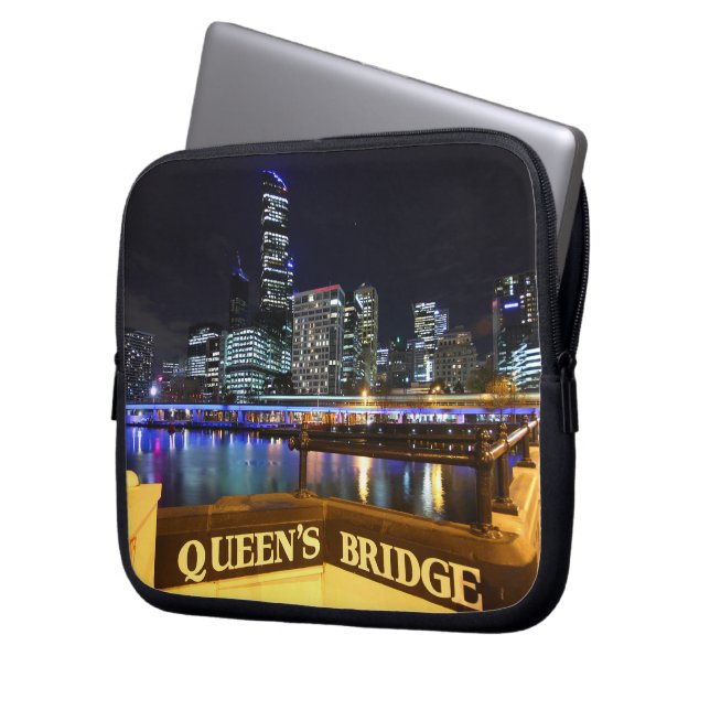 Capa Para Notebook Melbourne CBD Queens Bridge Lights (Frente Esquerda)