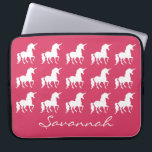 Capa Para Notebook Meninas cor-de-rosa personalizadas teste padrão da<br><div class="desc">A bolsa de laptop cor-de-rosa personalizada teste padrão do neopreno das meninas da silhueta do unicórnio. Um teste padrão bonito das silhuetas brancas do unicórnio no fundo cor-de-rosa brilhante. Personalize à cor do fundo da mudança a uma outra cor. Personalize esta caixa feita sob encomenda do laptop com nome na...</div>
