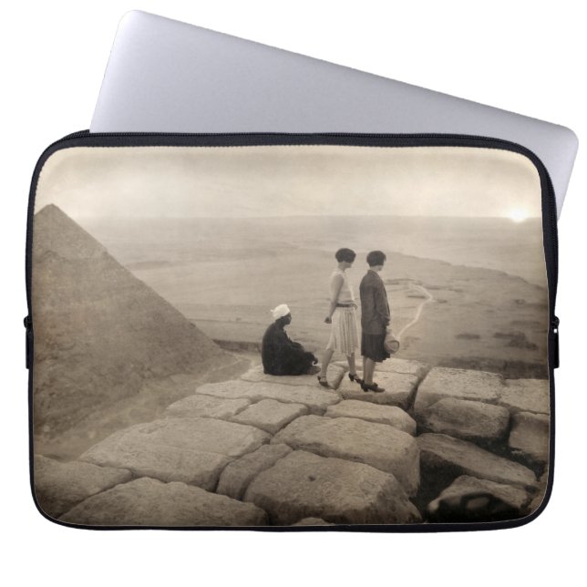 Capa Para Notebook Meninas no Topo da Pirâmide de Quéops no Egito Nas (Frente)