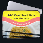 Capa Para Notebook Mensagem Personalizada de Pacote de Noodles Engraç<br><div class="desc">Adicione seu próprio ditado engraçado ou mensagem personalizada para criar seu próprio caso de laptop temido por homens. Esta manga de notebook foi projetada para se parecer com um pacote de macarrão-homem com gráficos vermelhos e amarelos brilhantes sobre uma foto de macarrão-homem em uma tigela.</div>