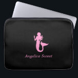 Capa Para Notebook Mermaid_personalizada do Glaufrágio_Rosa-em-Preto<br><div class="desc">Para personalizá-lo,  adicione seu nome no campo modelo disponível e você está pronto. Se você está se sentindo criativo,  você também pode mudar o tamanho,  posicionamento,  cor e até o número de sereias. Basta clicar em "Personalizar" e deixar a diversão começar!</div>