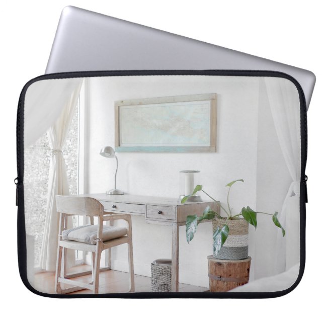 CAPA PARA NOTEBOOK MESA VAZIA PERTO DA CURTINA (Frente)