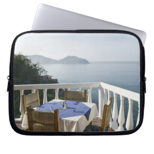 Capa Para Notebook México, Guerrero, Zihuatanejo. Mesa de café sobre