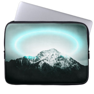 Capa Para Notebook Misteriosa luz azul-neon da montanha nevada
