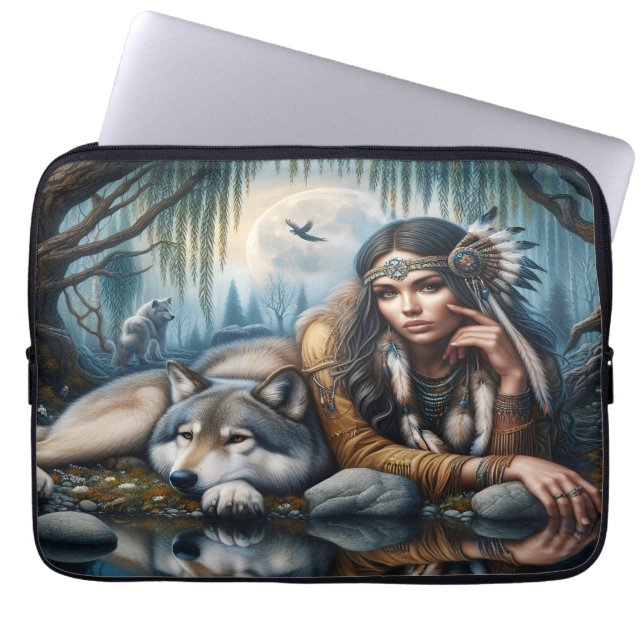 Capa Para Notebook Mística Uma Mulher Americana Nativa Com Lobos (Frente)