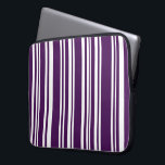 Capa Para Notebook Mistura de tiras roxas e brancas<br><div class="desc">A bolsa de laptop neoprene personalizada do na moda apresenta faixas roxas e brancas em diferentes larguras. Para ver as design Varied Purple and White Stripes em outros itens,  clique no link "Rocklawn Arts" abaixo. Imagem criada digitalmente. Copyright © 2017 Claire E. Skinner. Todos os direitos reservados.</div>
