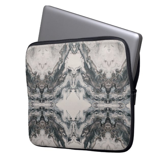 Capa Para Notebook Mito Nasce da Pedra – Paisagem Escura Simétrica (Frente Esquerda)