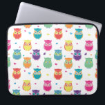Capa Para Notebook Miúdos coloridos bonito do adolescente do teste<br><div class="desc">Os miúdos adoráveis e a coruja colorida do arco-íris dos adolescentes modelam a caixa do laptop. O teste padrão brilhante e colorido bonito da coruja caracteriza o fundo branco com corujas coloridos e corações. A cerceta, o rosa, o roxo, a laranja, o amarelo, o vermelho verde, e o azul coloriram...</div>
